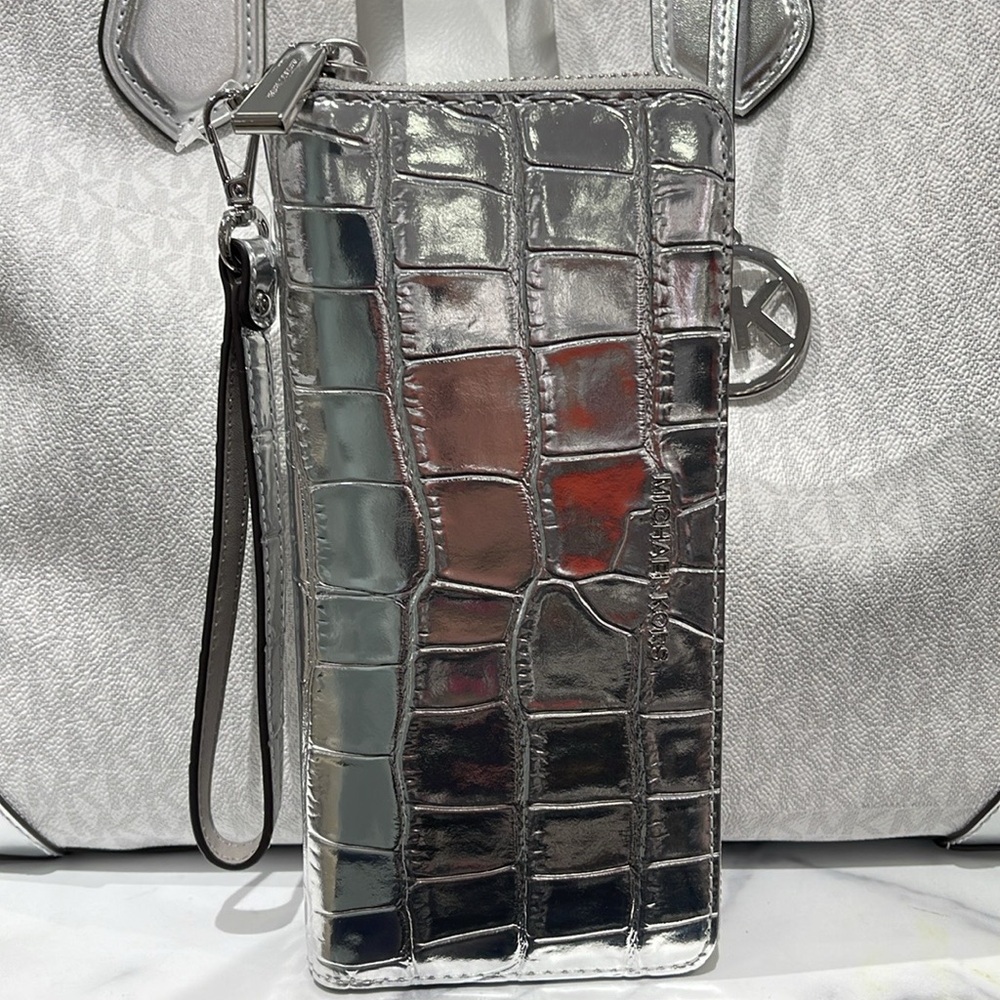 Michael Kors JST Metallic Crocodile Embossed Leather Continental Wallet
NWT - Picture 7 of 16